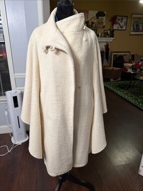 Source Unknown Cream Bouclé Cape Coat with High Collar